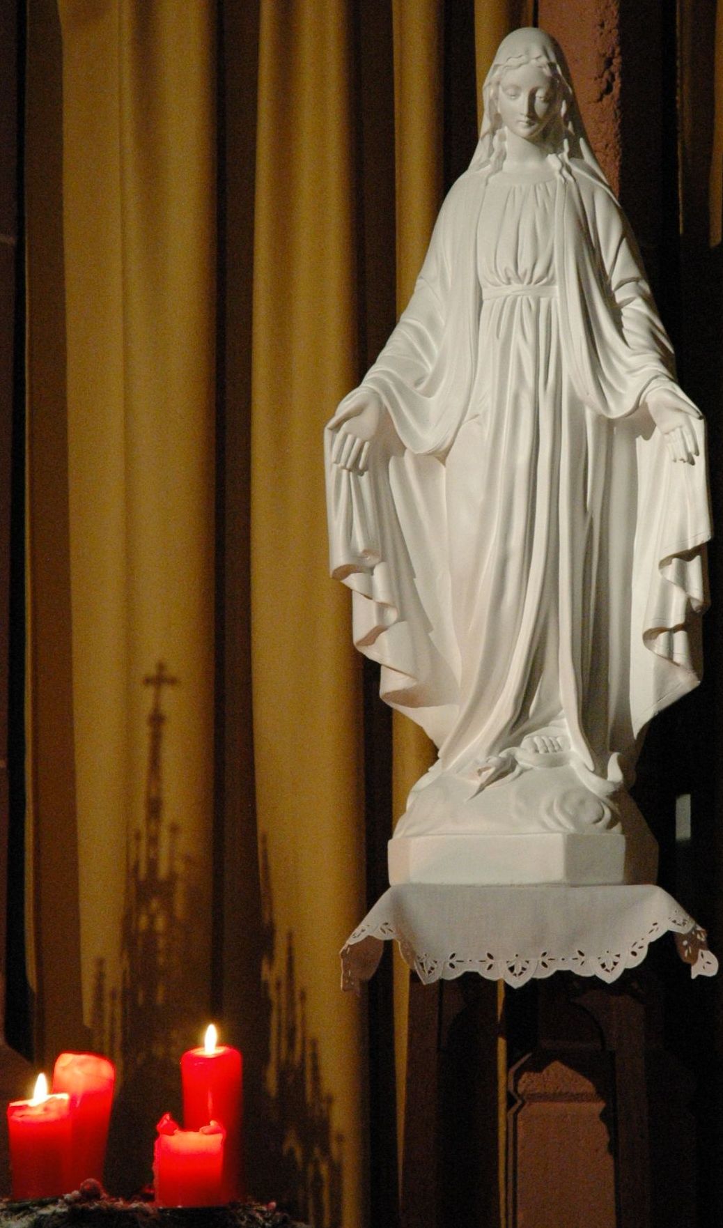 Jésus t’attend toujours,viens l’adorer